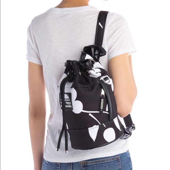 marc jacobs sling bag